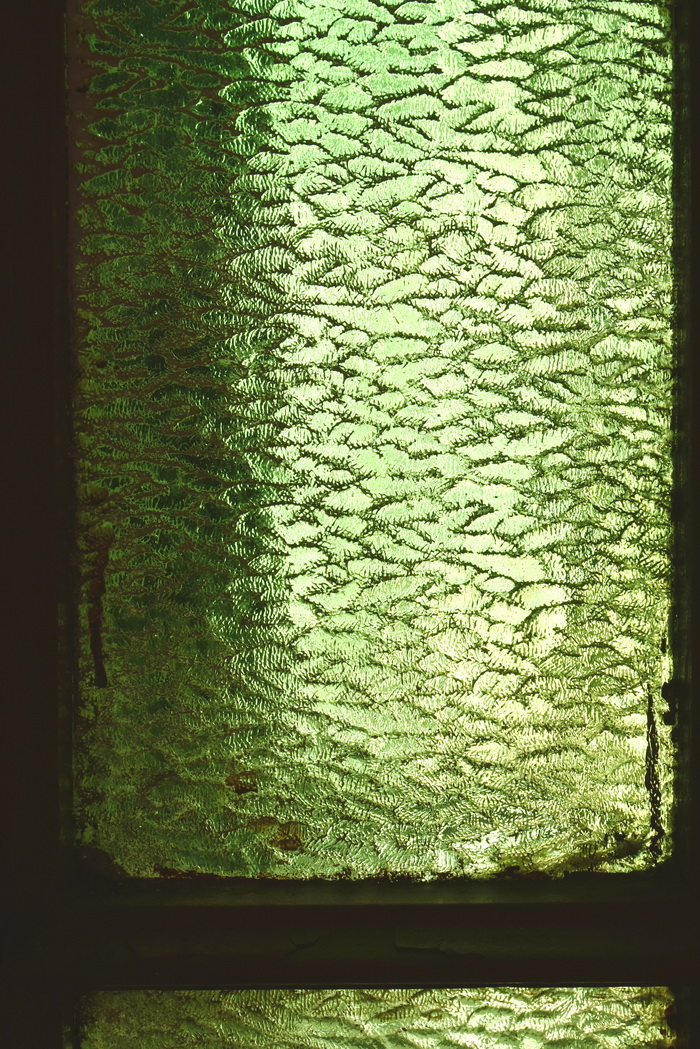 Витражи - декоративное остекление зеленым фактурным стеклом в доходном доме В. С. Шорохова на Большой Монетной, д. 6. Фото 2020